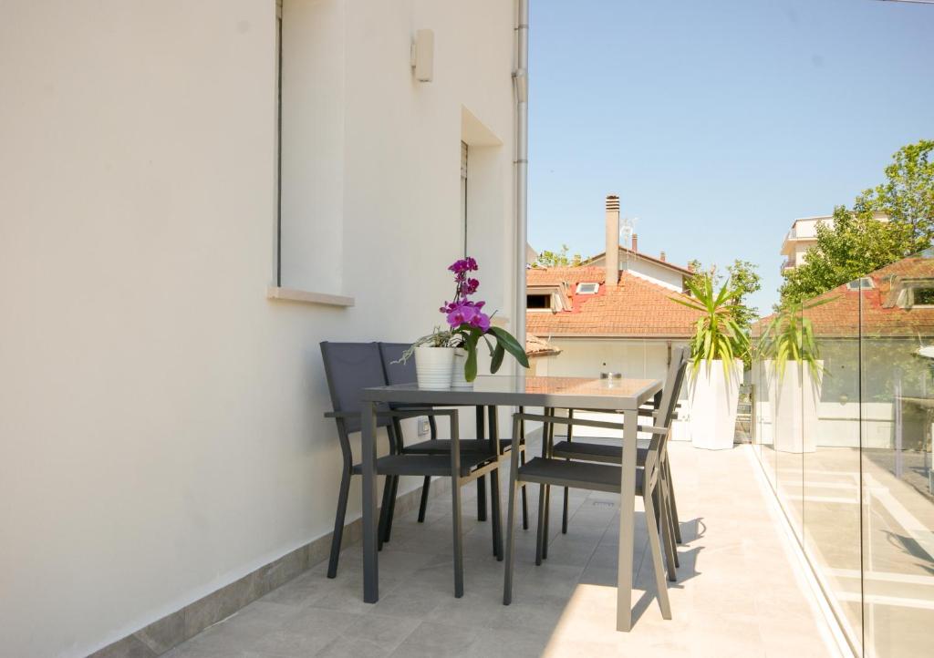 a table and chairs on the balcony of a house at Residenza Adua Evangelisti Casa in Bellaria-Igea Marina