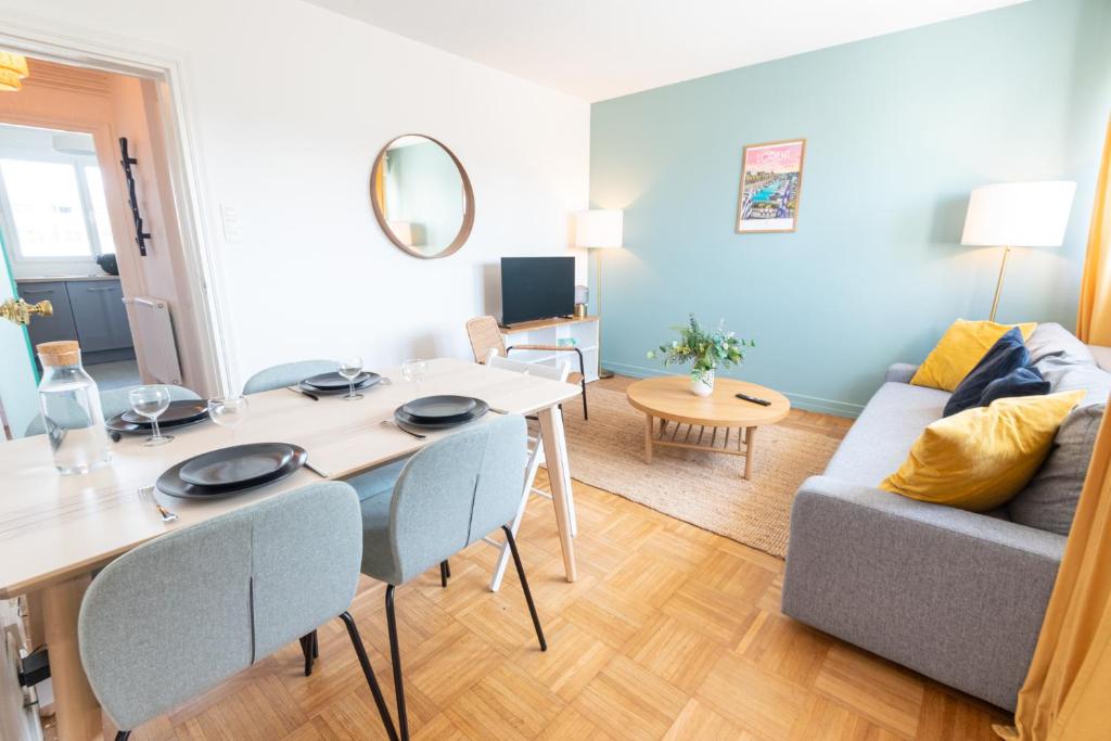 un salon avec une table et un canapé dans l'établissement Appartement 3 chambres rénové Lorient Centre par Groom, à Lorient