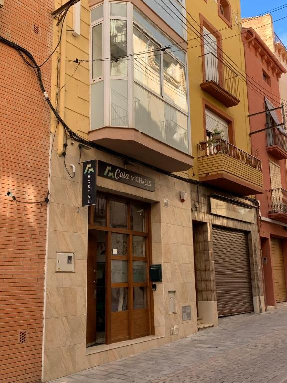 un edificio con una puerta al costado de una calle en Hostal Casa Michaels, en Móra d'Ebre