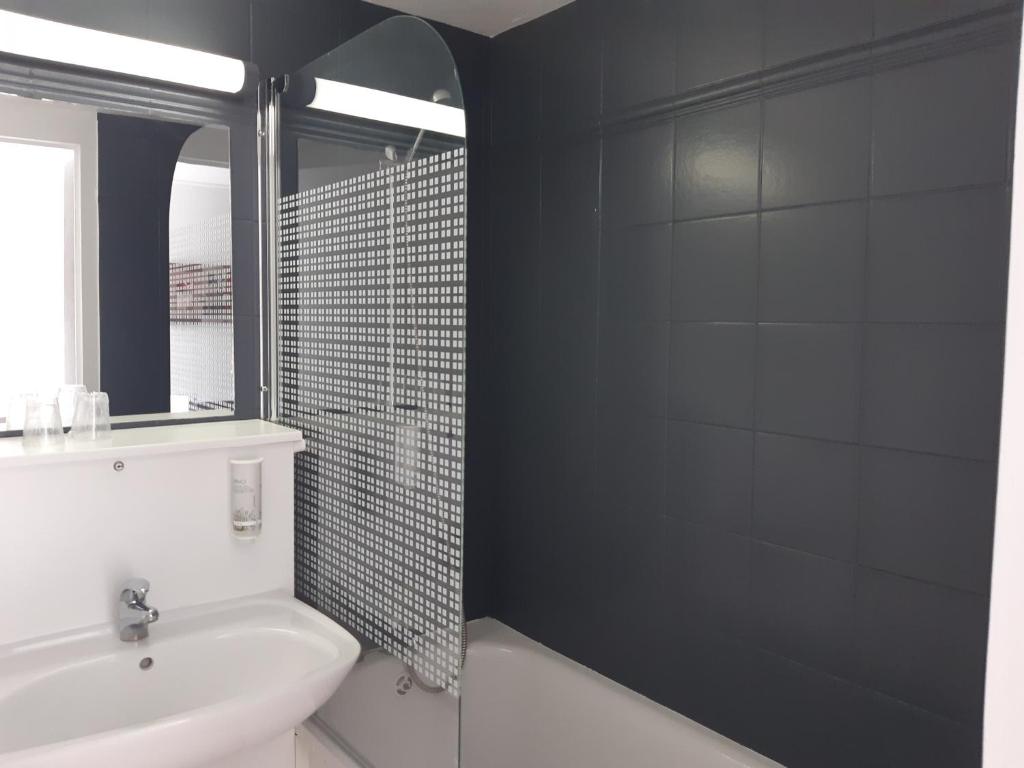 Koupelna v ubytování Brit Hotel Reims La Neuvillette