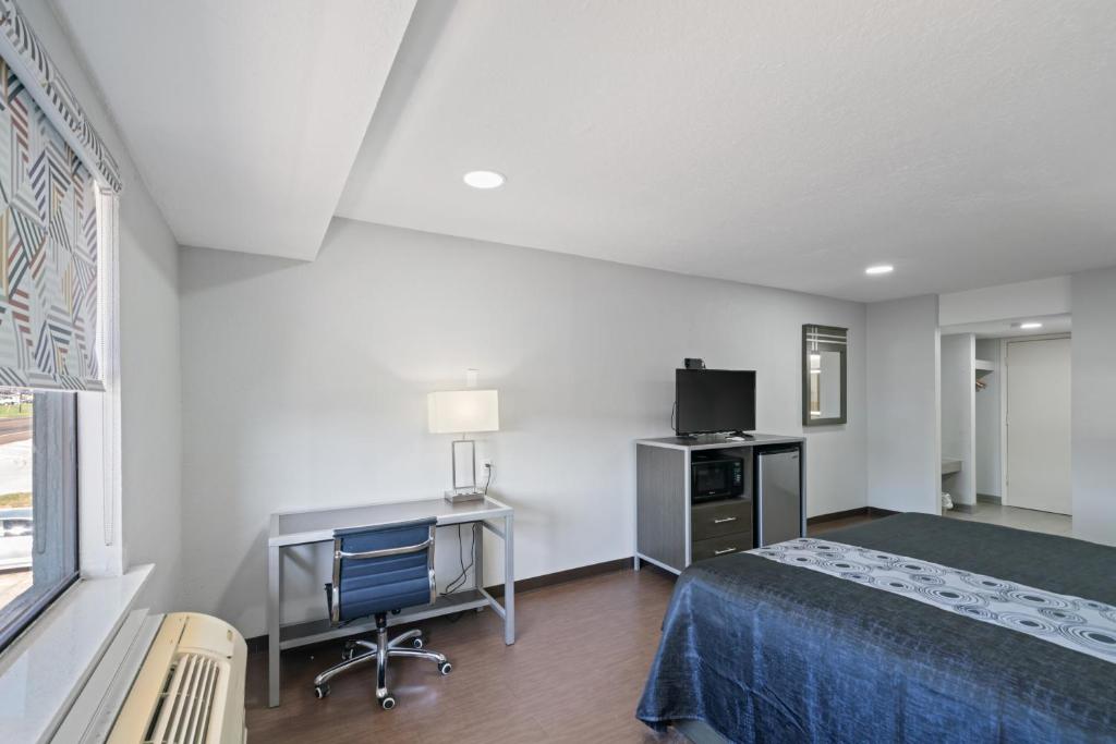 Postel nebo postele na pokoji v ubytování Americas Best Value Inn & Suites Brenham