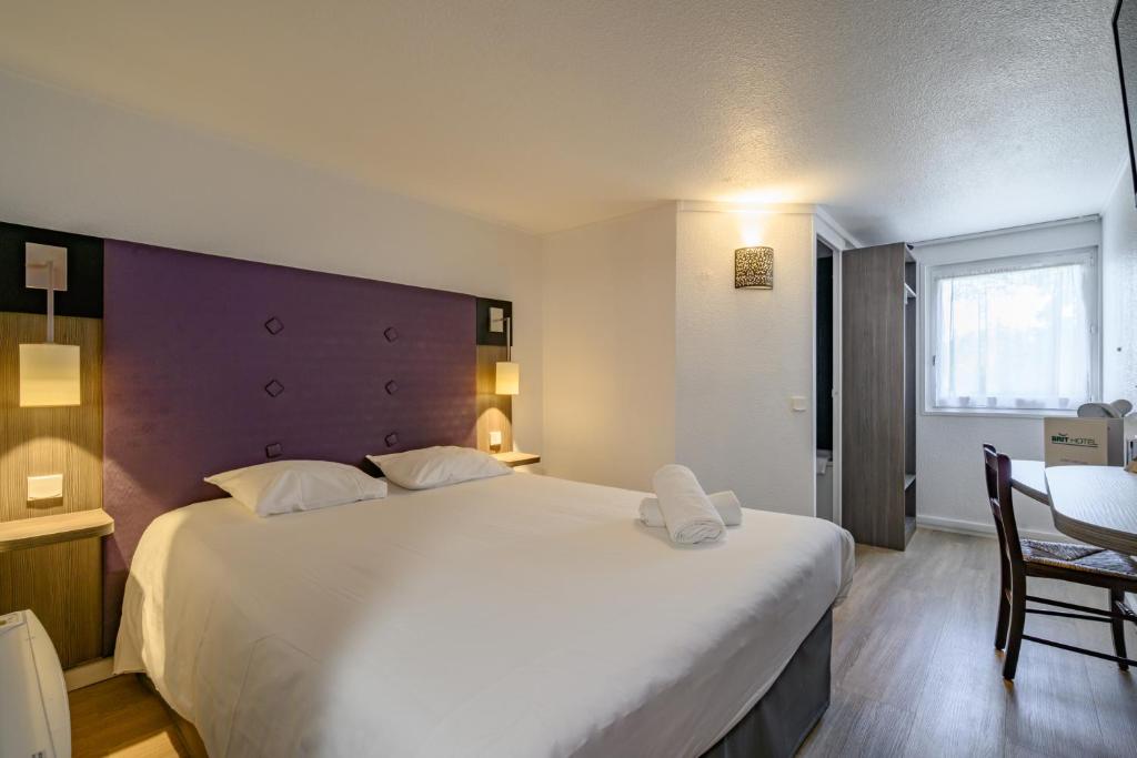 Postel nebo postele na pokoji v ubytování Brit Hotel Reims La Neuvillette