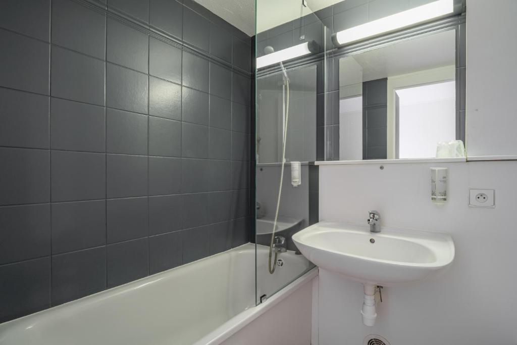 Koupelna v ubytování Brit Hotel Reims La Neuvillette