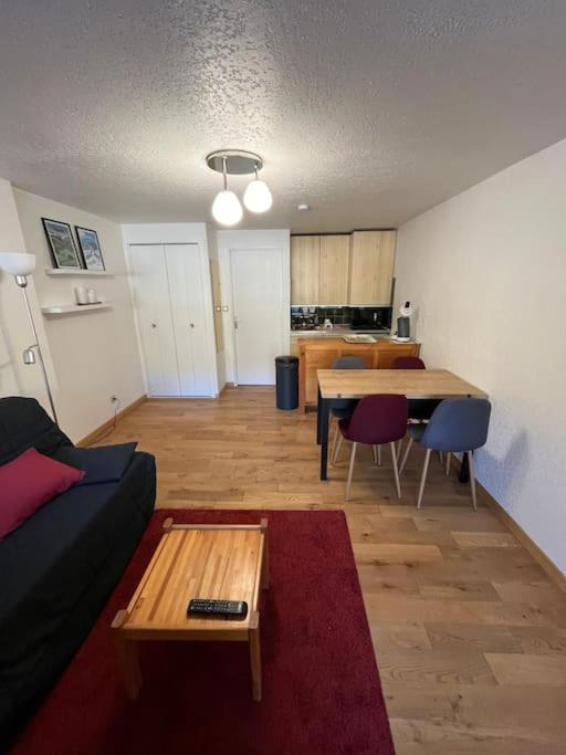 un salon avec un canapé et une table dans l'établissement Appart Cosy au centre du village, à Saint-Lary-Soulan