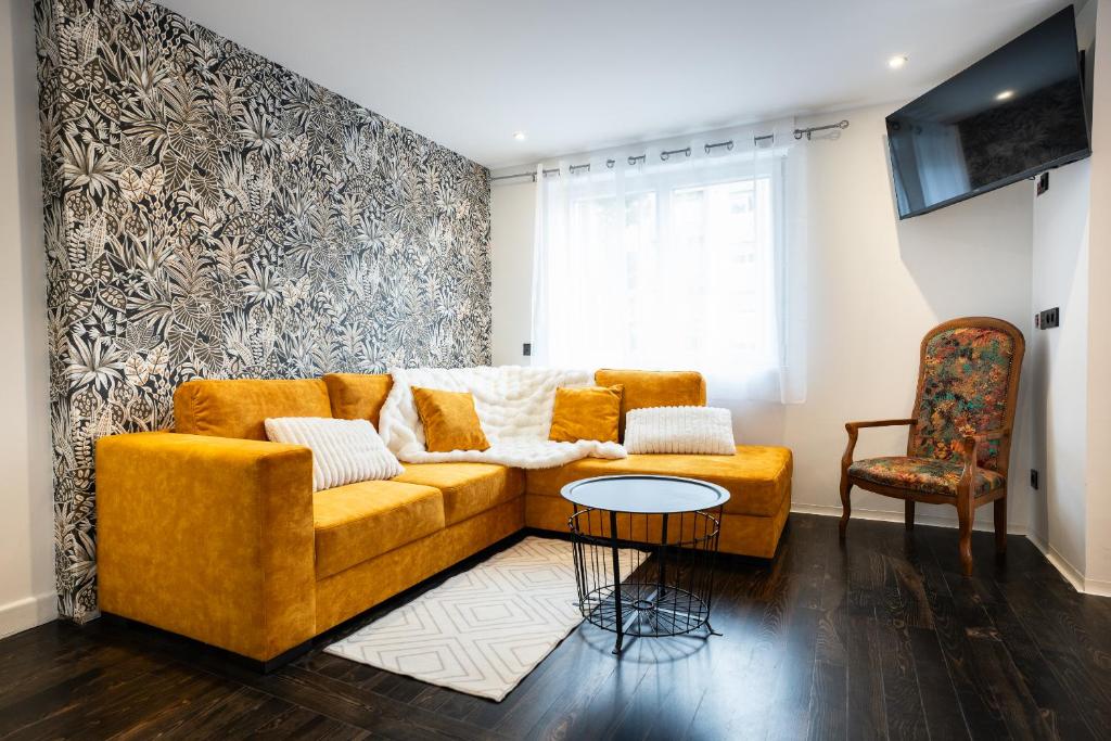 Ruang duduk di Enchantress'Apartment Designed By CM