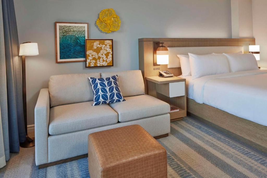 Hilton Hawaiian Village Waikiki Beach Resort - One-Bedroom King Suite - Ocean Front
