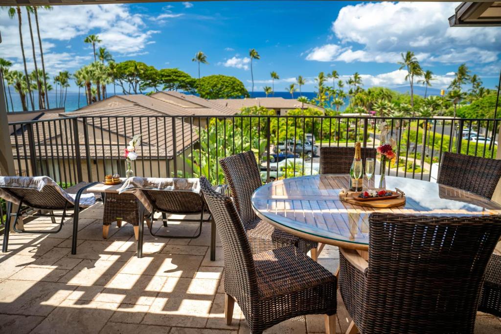 een terras met een tafel en stoelen op een balkon bij Elua 704 in Wailea