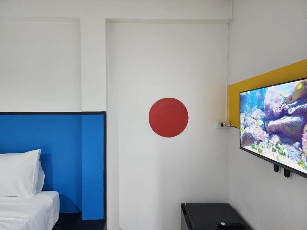 TV a/nebo společenská místnost v ubytování RYB Hostel Phuket