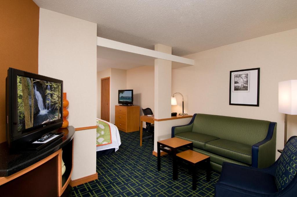 TV a/nebo společenská místnost v ubytování Fairfield Inn & Suites by Marriott Verona
