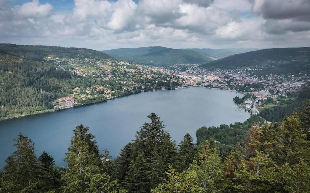 Fotografia z galérie ubytovania Gîte du Lac Gérardmer Duplex vue lac 180 avec piscine v destinácii Gérardmer
