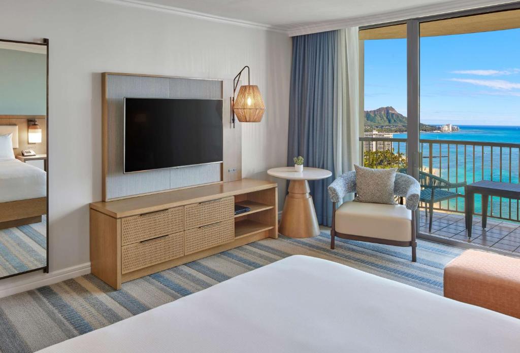 Hilton Hawaiian Village Waikiki Beach Resort - High Floor Queen Room With Two Queen Beds - Hearing Accessible