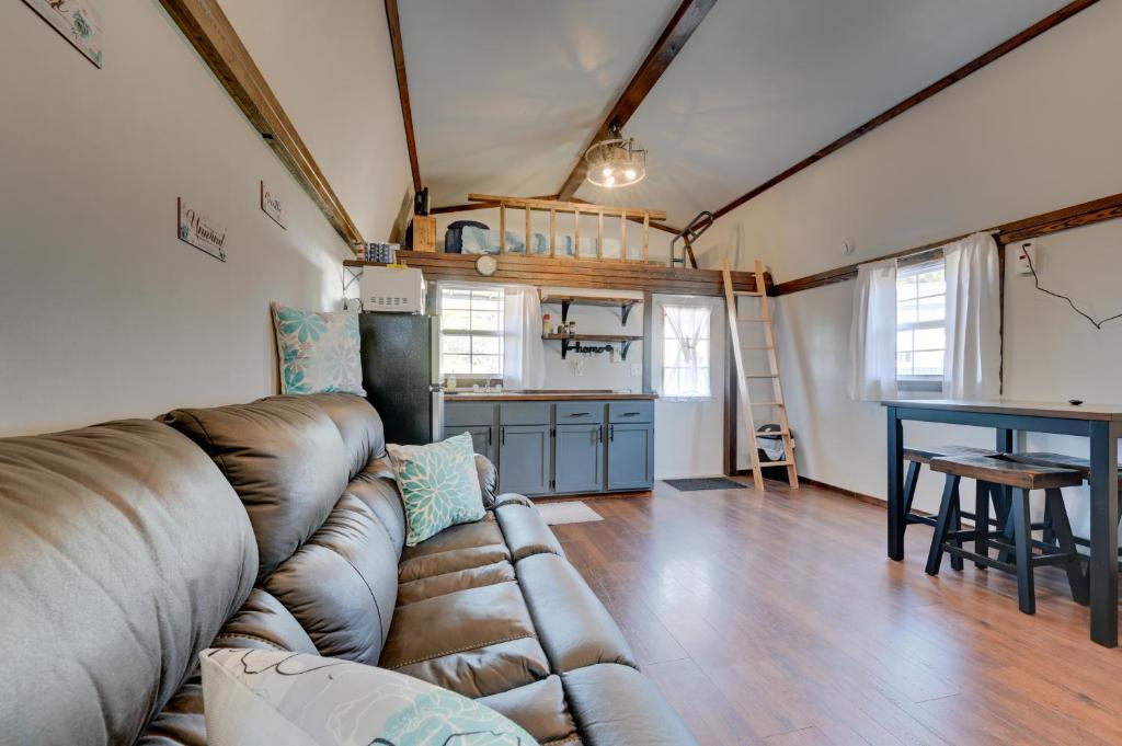 Køkken eller tekøkken på Steamboat Rock Cabin Bike, Hike, Fish!