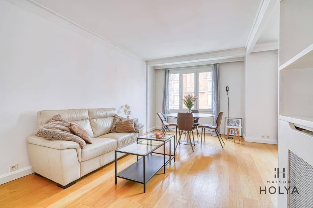 un salon avec un canapé et une table dans l'établissement Proche Porte Maillot - Le Véritable - 378B, à Paris