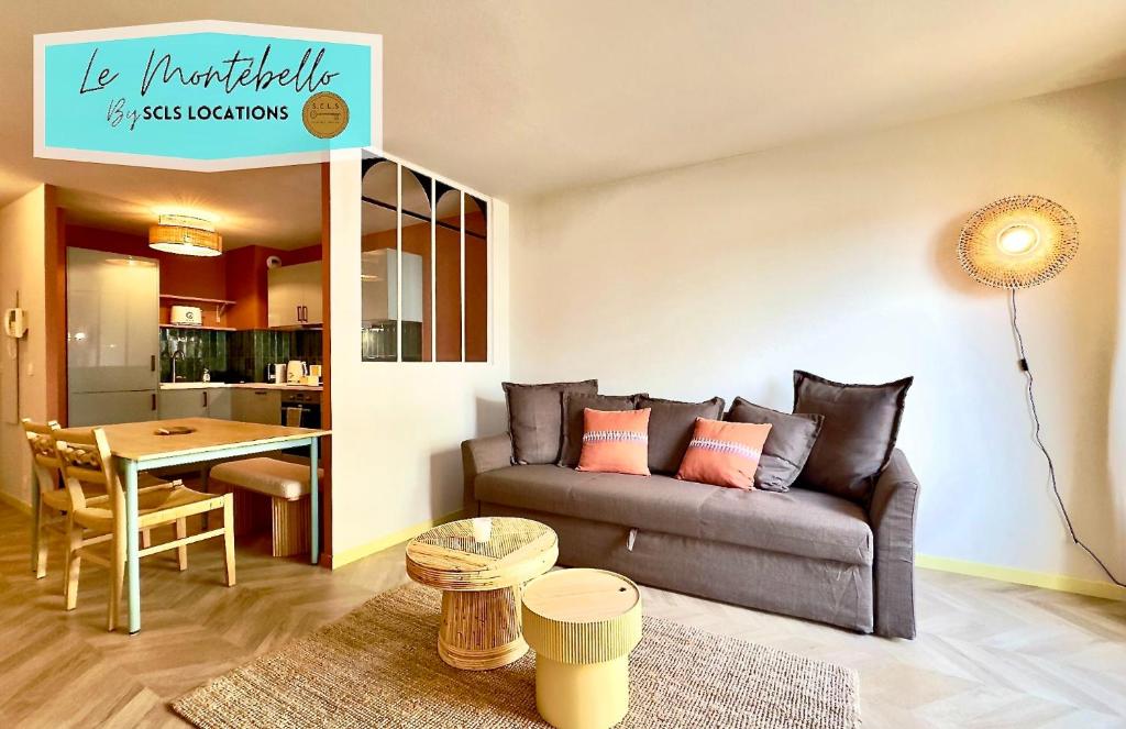 un salon avec un canapé et une table dans l'établissement Le Montébello By SCLS Locations, à Cannes