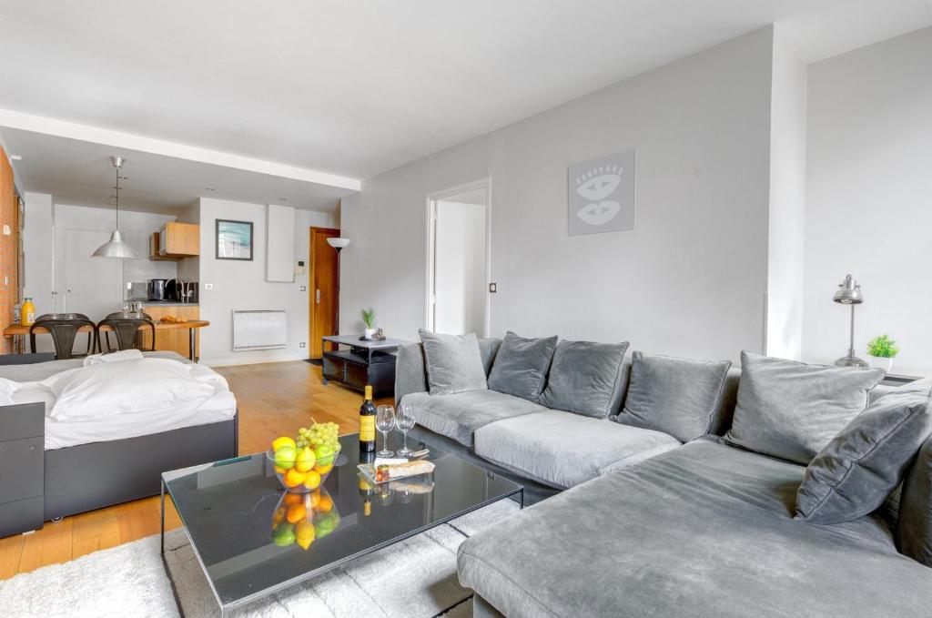 a living room with a couch and a table at Flat Alexandrie - Superbe appartement a Paris in Paris