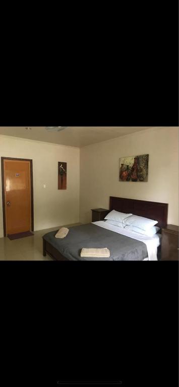 Postel nebo postele na pokoji v ubytování KJT Travellers Inn