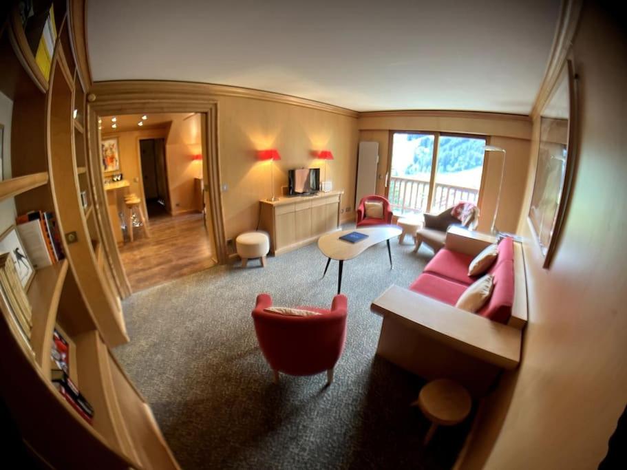 un salon avec un canapé et une table dans l'établissement Apt 8p, ski-in, ski-out, parking, à Méribel