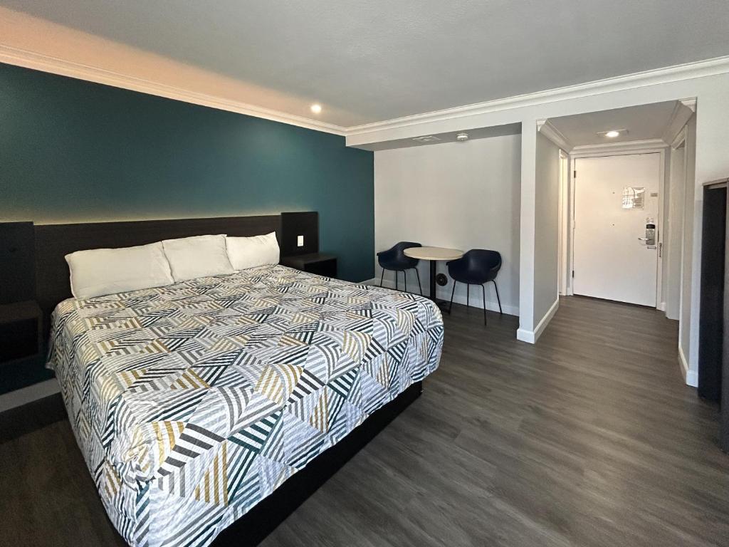 Motel 6 Buena Park, CA Anaheim Near Maingate Knotts - 