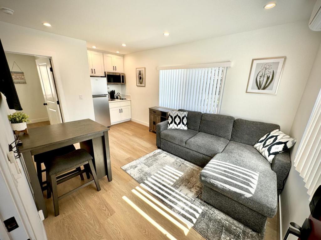 ein Wohnzimmer mit Sofa und Tisch in der Unterkunft RP415B - Inviting 1-Bedroom Haven in Captivating Burbank in Burbank