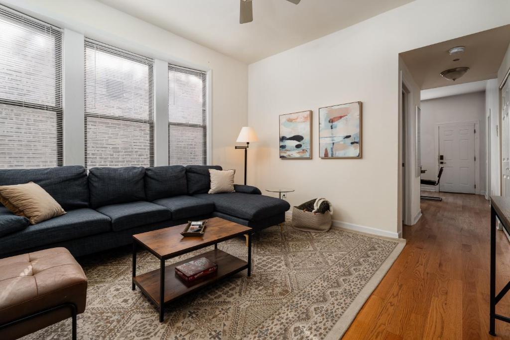 ein Wohnzimmer mit Sofa und Tisch in der Unterkunft Ukrainian Village 2BR Modern Apartment D2 in Chicago