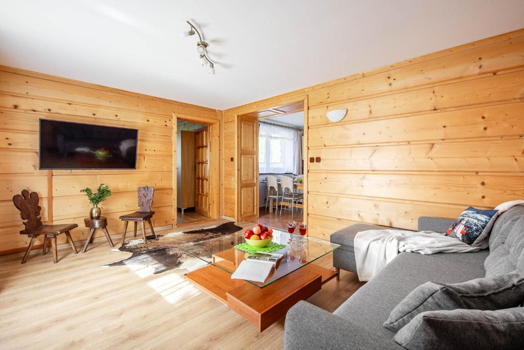 een woonkamer met een bank en een tafel bij Willa Marta Zakopane in Zakopane