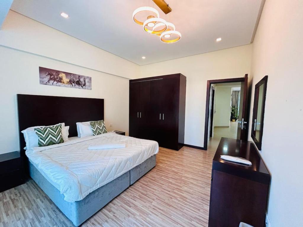 Un pat sau paturi într-o cameră la Aspire Tower-Charming Nest 2bhk Juffair