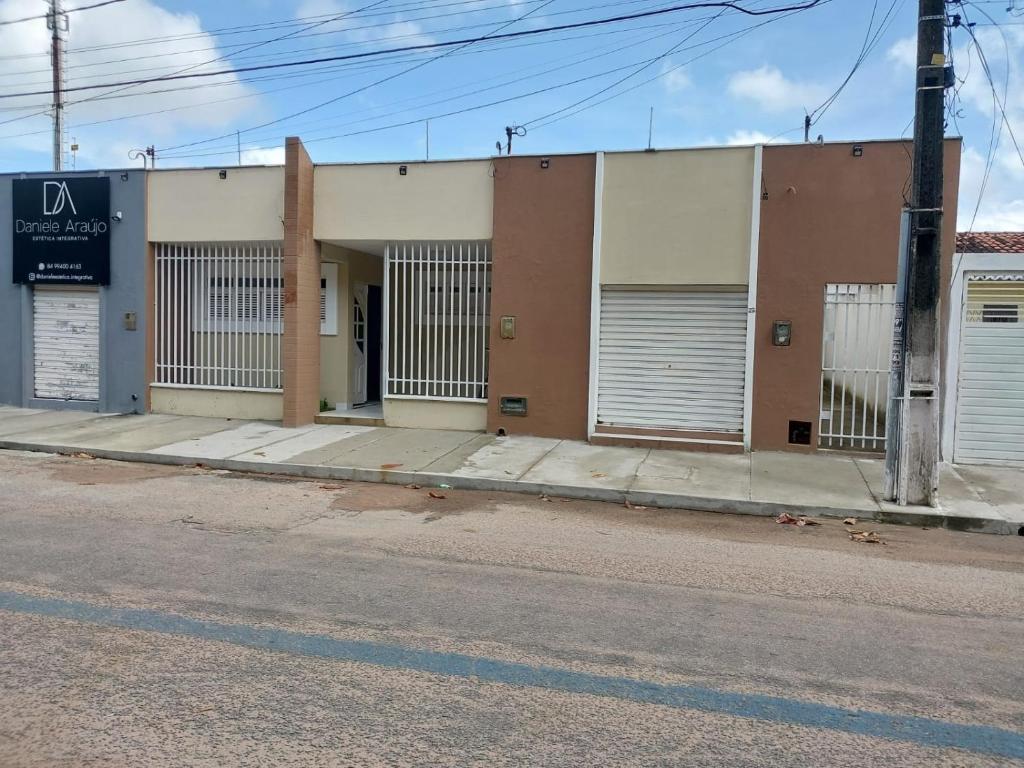 a building on the side of a street at Fênix hospedaria in Natal