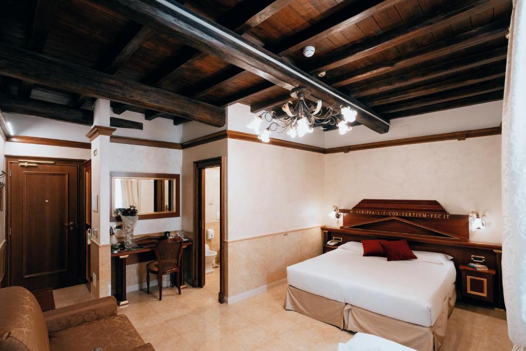 Postel nebo postele na pokoji v ubytování Hotel Pantheon