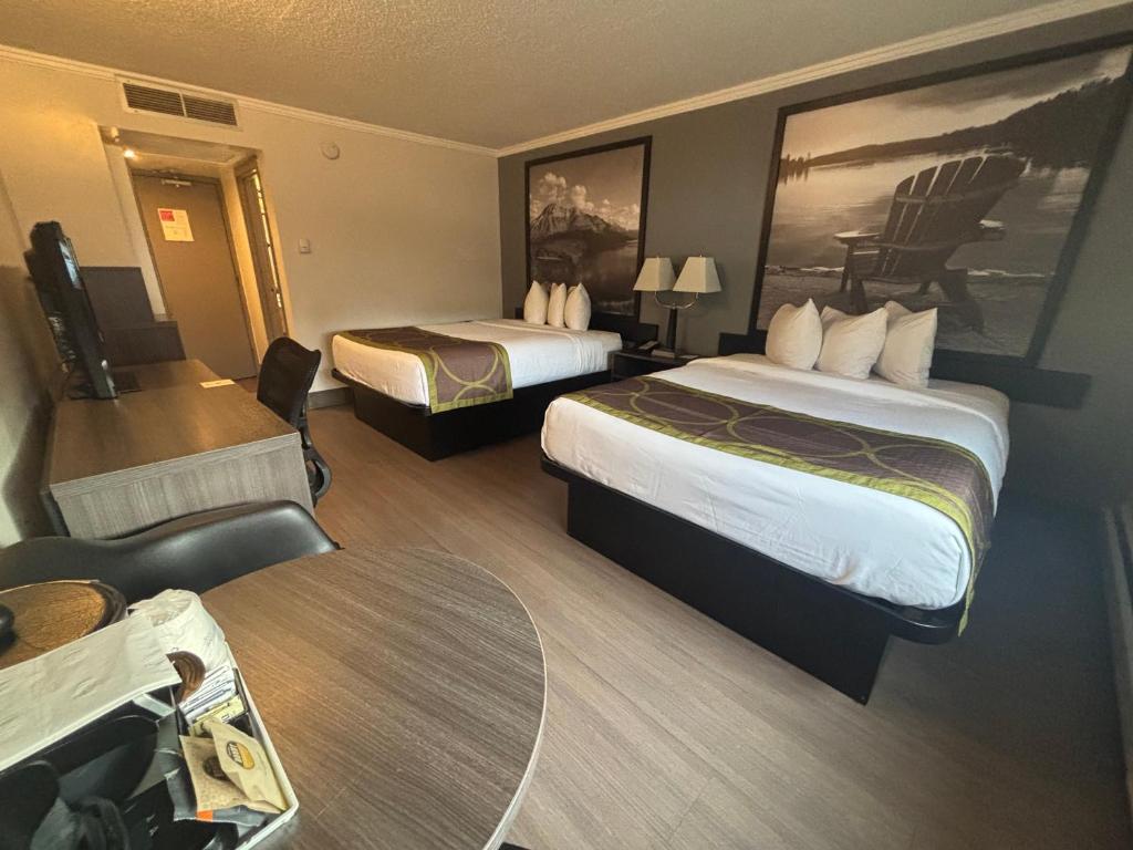 
Queen Room with Two Queen Beds - Non-Smoking
