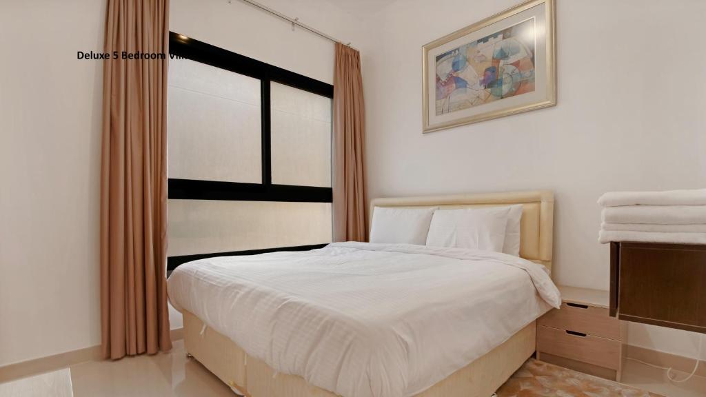 Postel nebo postele na pokoji v ubytování Al Dana Paradise Luxury Villas Palm Fujairah Sea View