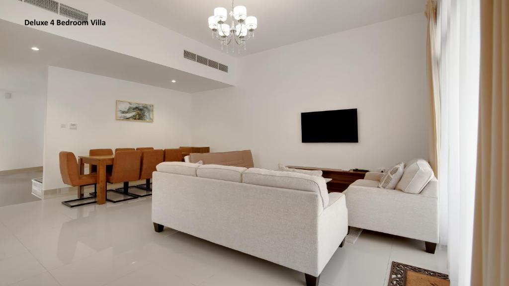 TV a/nebo společenská místnost v ubytování Al Dana Paradise Luxury Villas Palm Fujairah Sea View