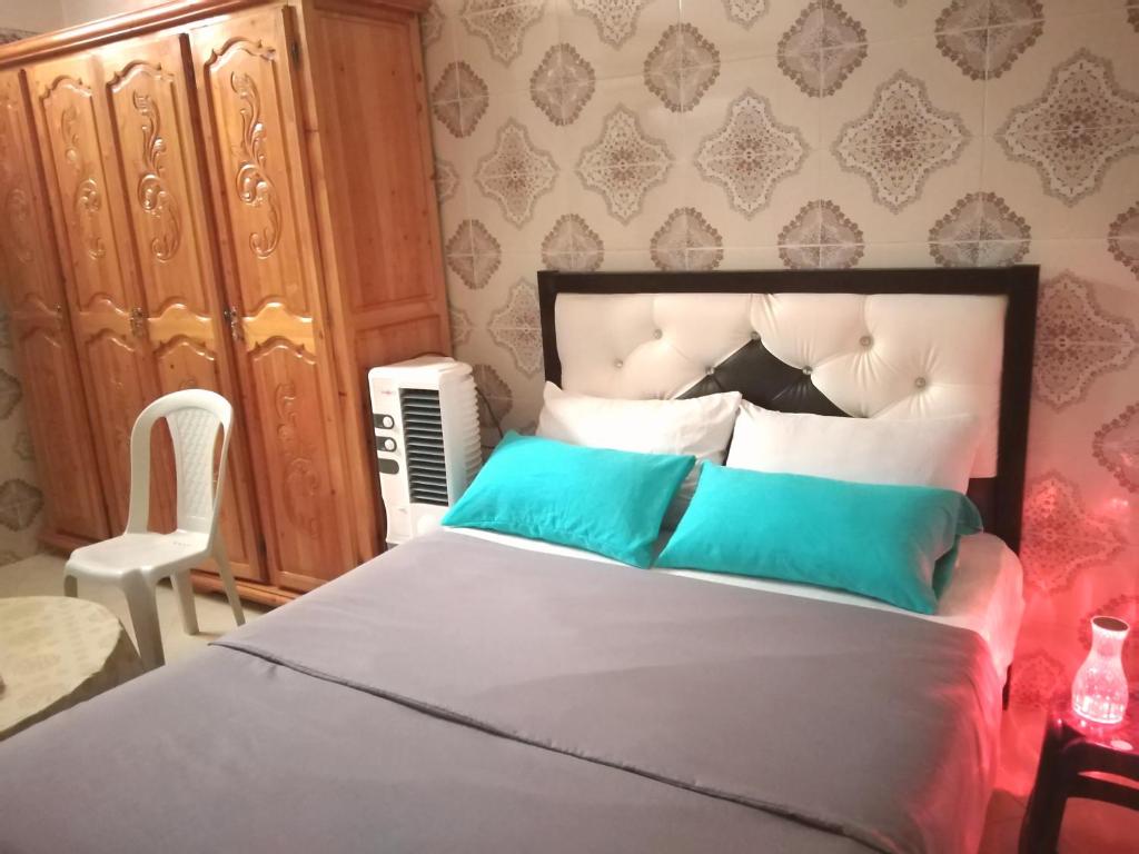Una cama o camas en una habitación de Aziz House 2
