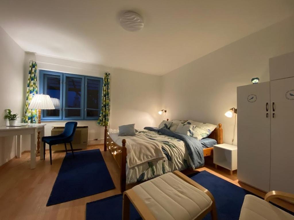 a bedroom with a bed and a desk and a chair at Kék Rigó Dézsafürdős Vendégház in Mátranovák