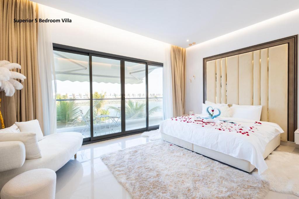 Postel nebo postele na pokoji v ubytování Al Dana Paradise Luxury Villas Palm Fujairah Sea View