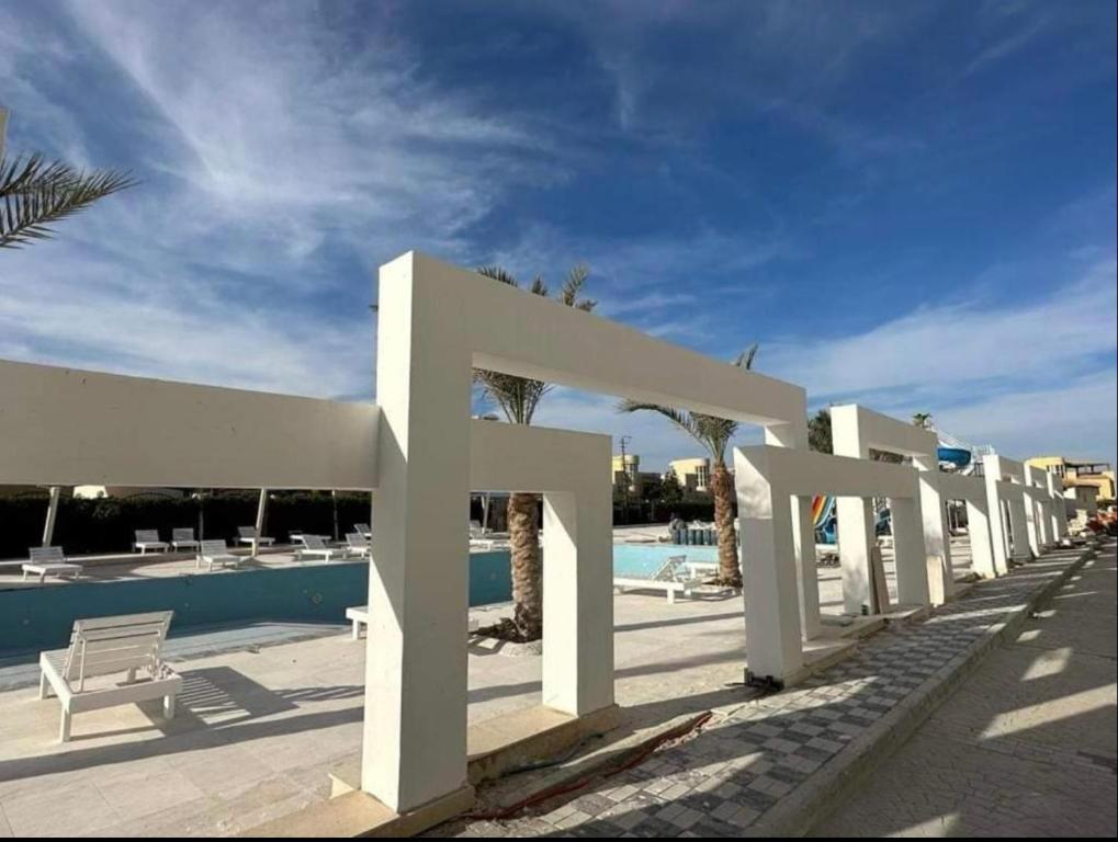 Bazén v ubytování Fanadir bay resort nebo v jeho okolí