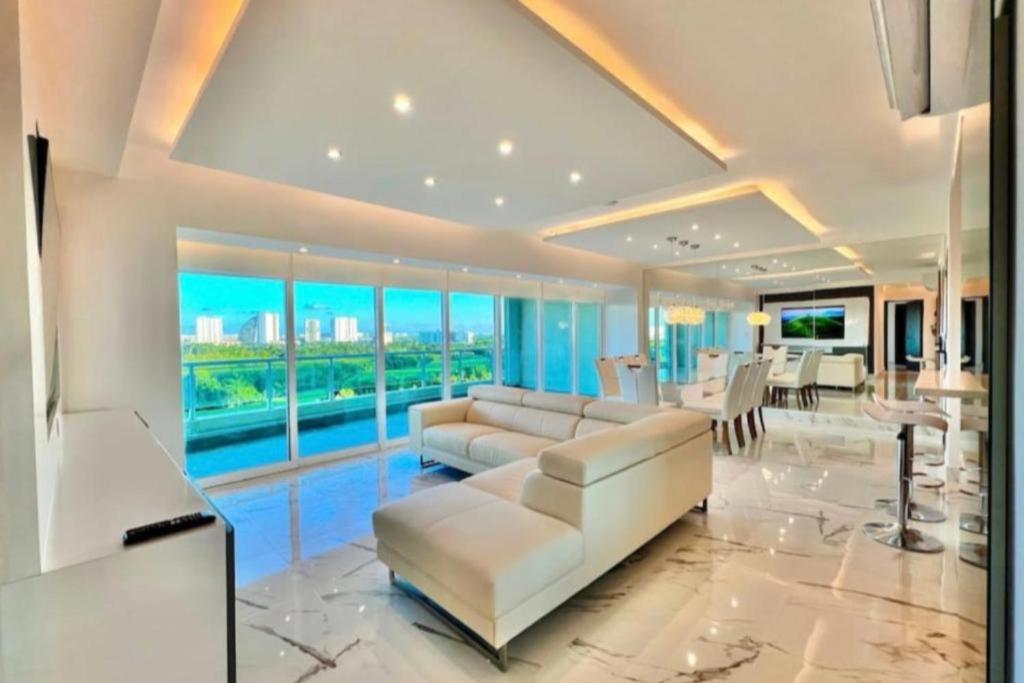 a living room with a white couch and a table at Apartamentos Modernos en Quintana Roo Cancun México in Cancún