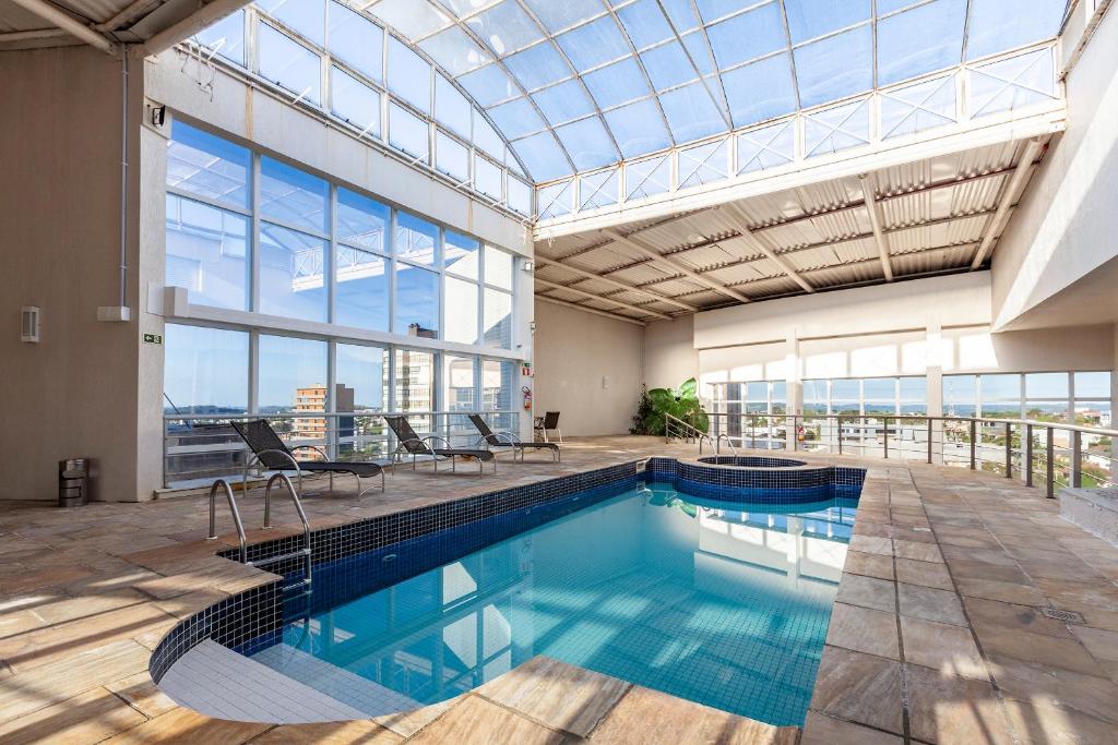 una gran piscina cubierta con techo de cristal en Tri Hotel Vittoria Bento, en Bento Gonçalves