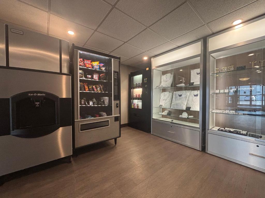 Kuchyň nebo kuchyňský kout v ubytování Super 8 by Wyndham Macleod Trail Calgary
