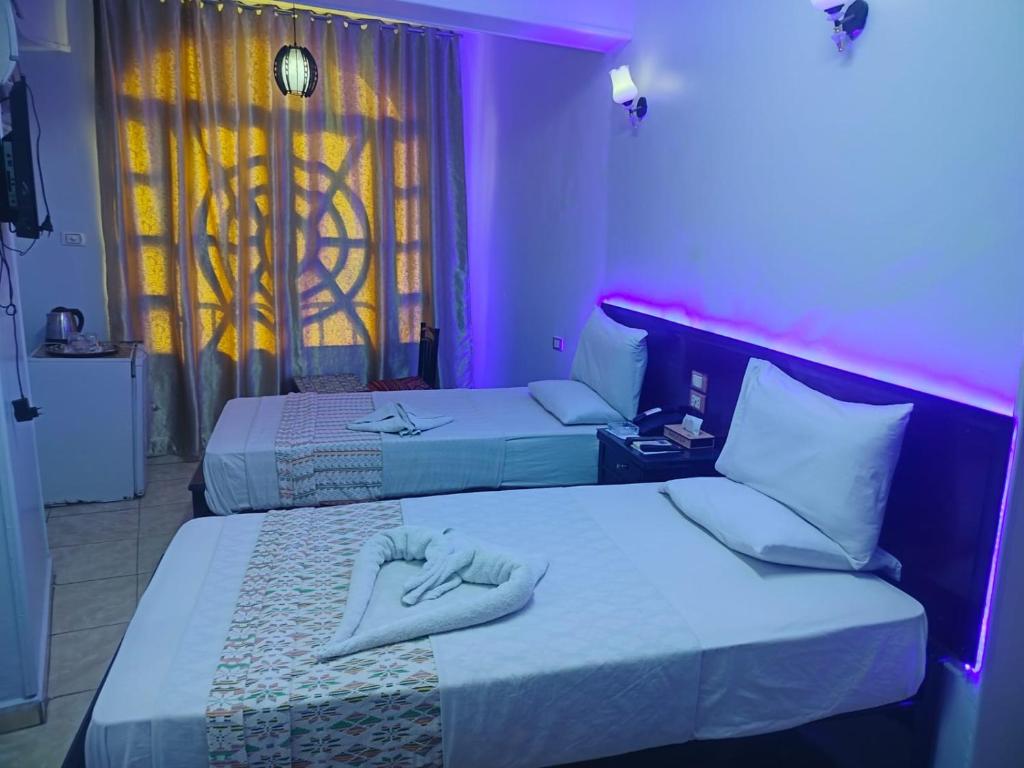 Postel nebo postele na pokoji v ubytování Abo Elwafa Hotel