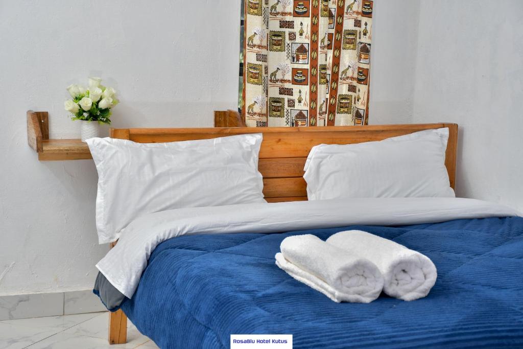 Postel nebo postele na pokoji v ubytování RosaBlu Hotel Kutus