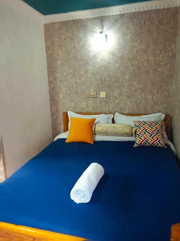 Postel nebo postele na pokoji v ubytování RosaBlu Hotel Kutus