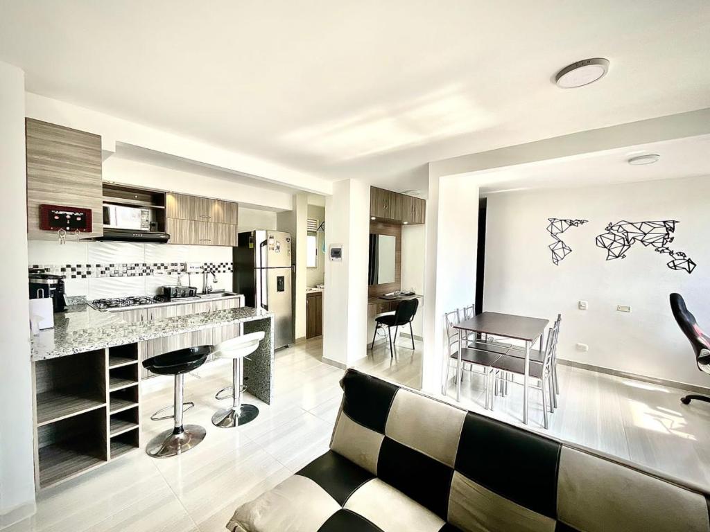 a kitchen and living room with a black and white at Hermoso Apto en Zona Norte Baq in La Mina