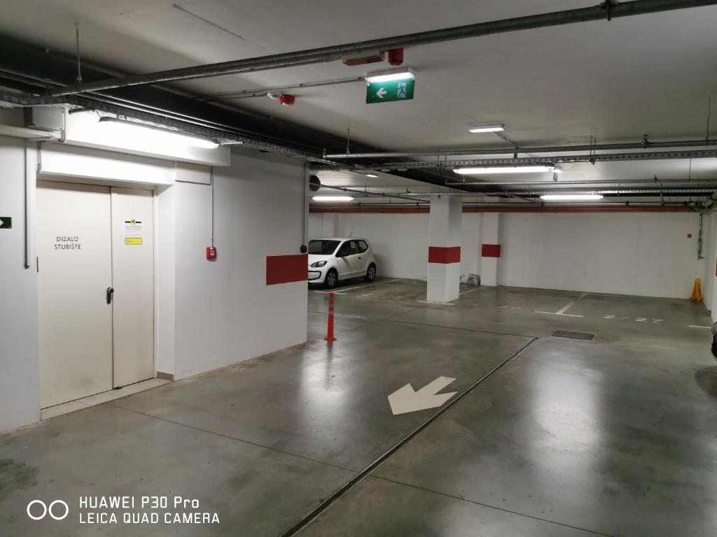 Fotografie z fotogalerie ubytování CITY CENTER PEARL #new#free reserved parking in garage elevator direct access#business and pleasure#city view&balcony&sunny&cafes&markets&tram#city center#working room#2 toliets#2 bedrooms v Záhřebu