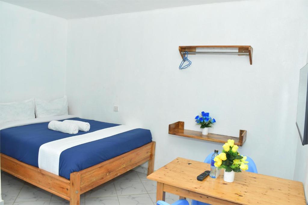 Postel nebo postele na pokoji v ubytování RosaBlu Hotel Kutus