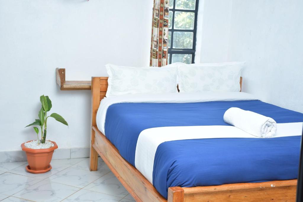 Postel nebo postele na pokoji v ubytování RosaBlu Hotel Kutus