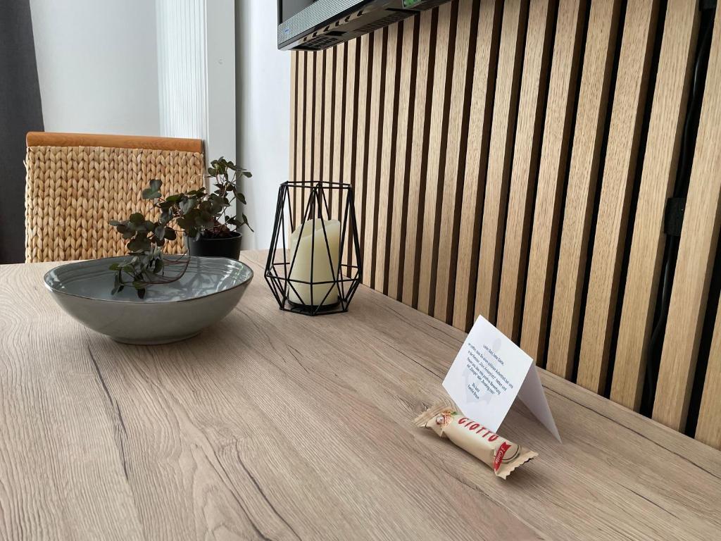 a table with a bowl on top of a wooden table at Pension Braun - Dein Ankerplatz in Löhne