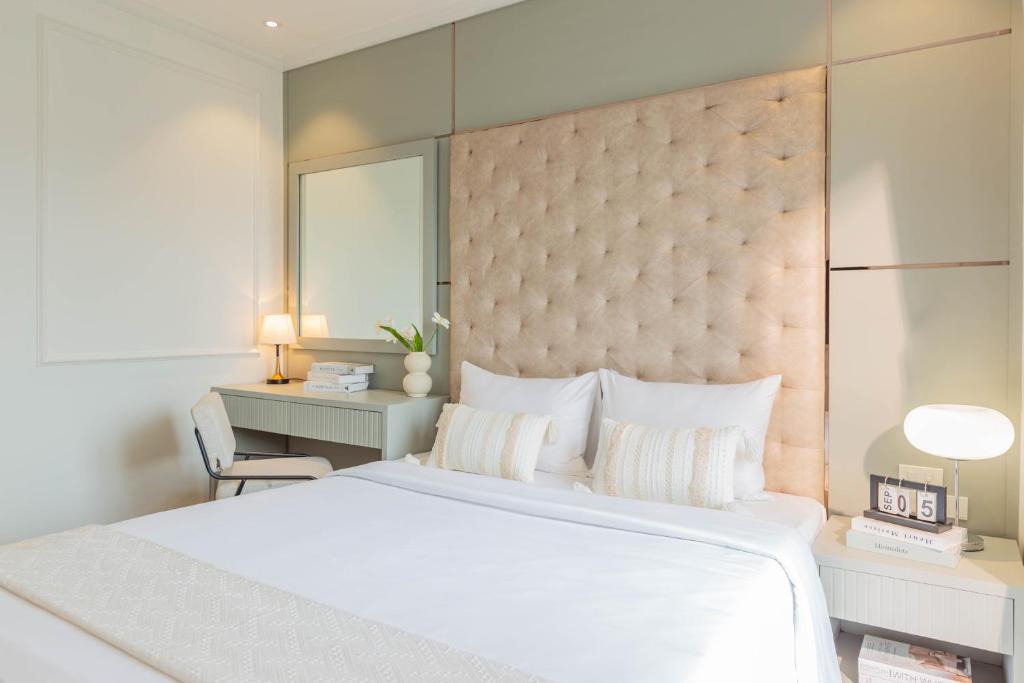 Postel nebo postele na pokoji v ubytování Keypad Hotel - Nhân Hòa