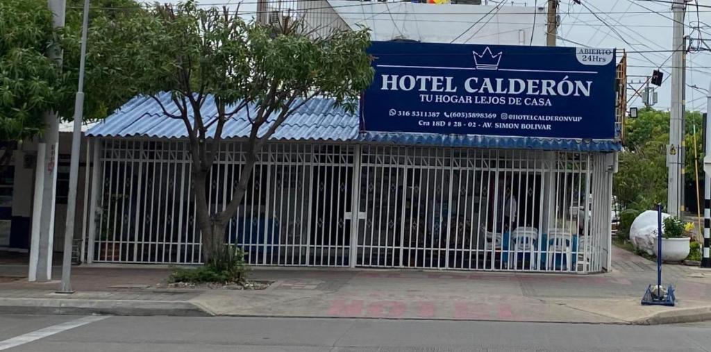 une enseigne Hotel California devant un bâtiment dans l'établissement Hotel Calderon, à Valledupar