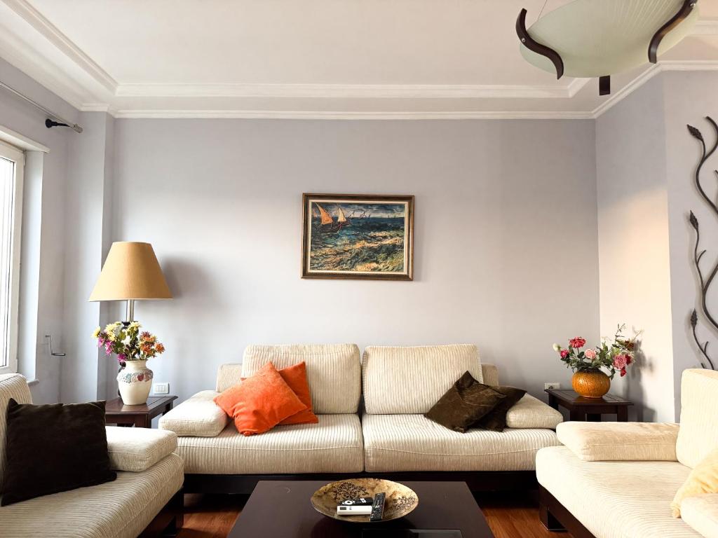 un soggiorno con due divani e un tavolo di Cozy Apartment Near the Pyramid, Tirana Center a Tirana