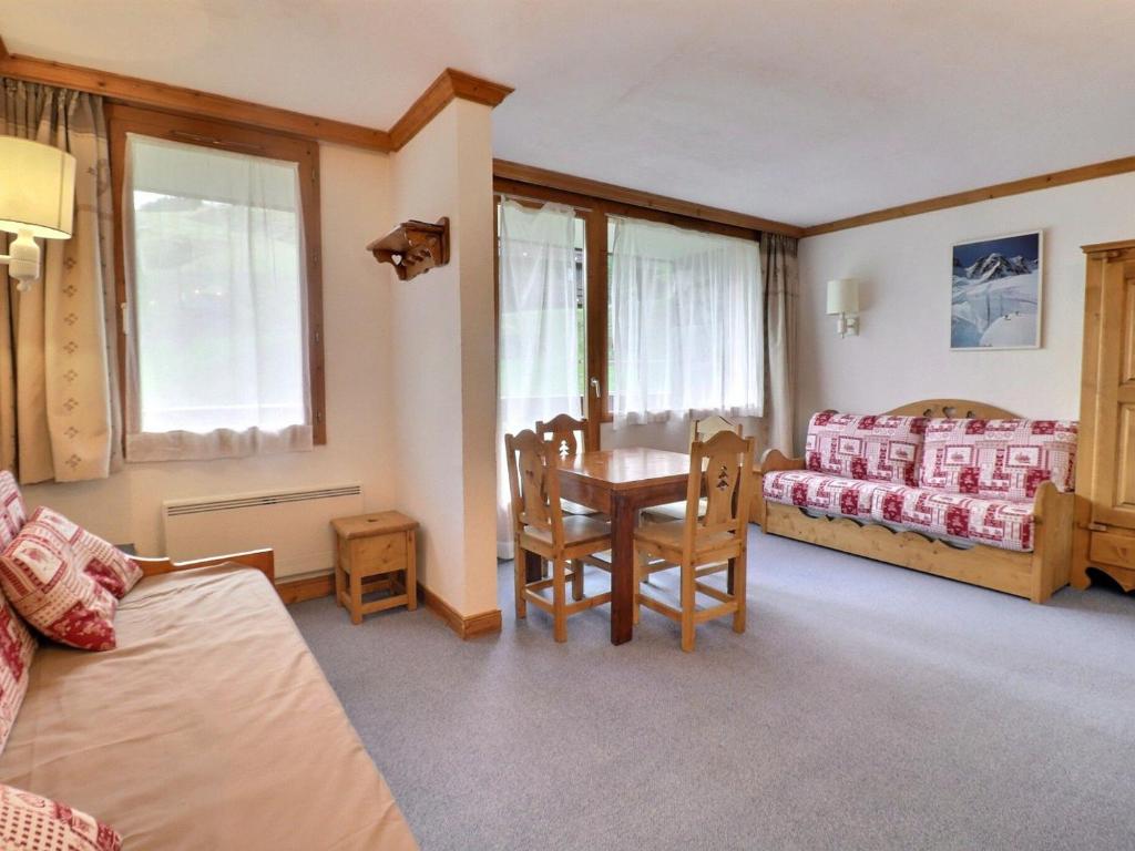 une pièce avec une table et des chaises et une chambre dans l'établissement Studio Skis aux Pieds, Plein Sud, Centre de Mottaret, 3/4 Pers., WiFi, Non-Fumeur - FR-1-182-6, à Méribel